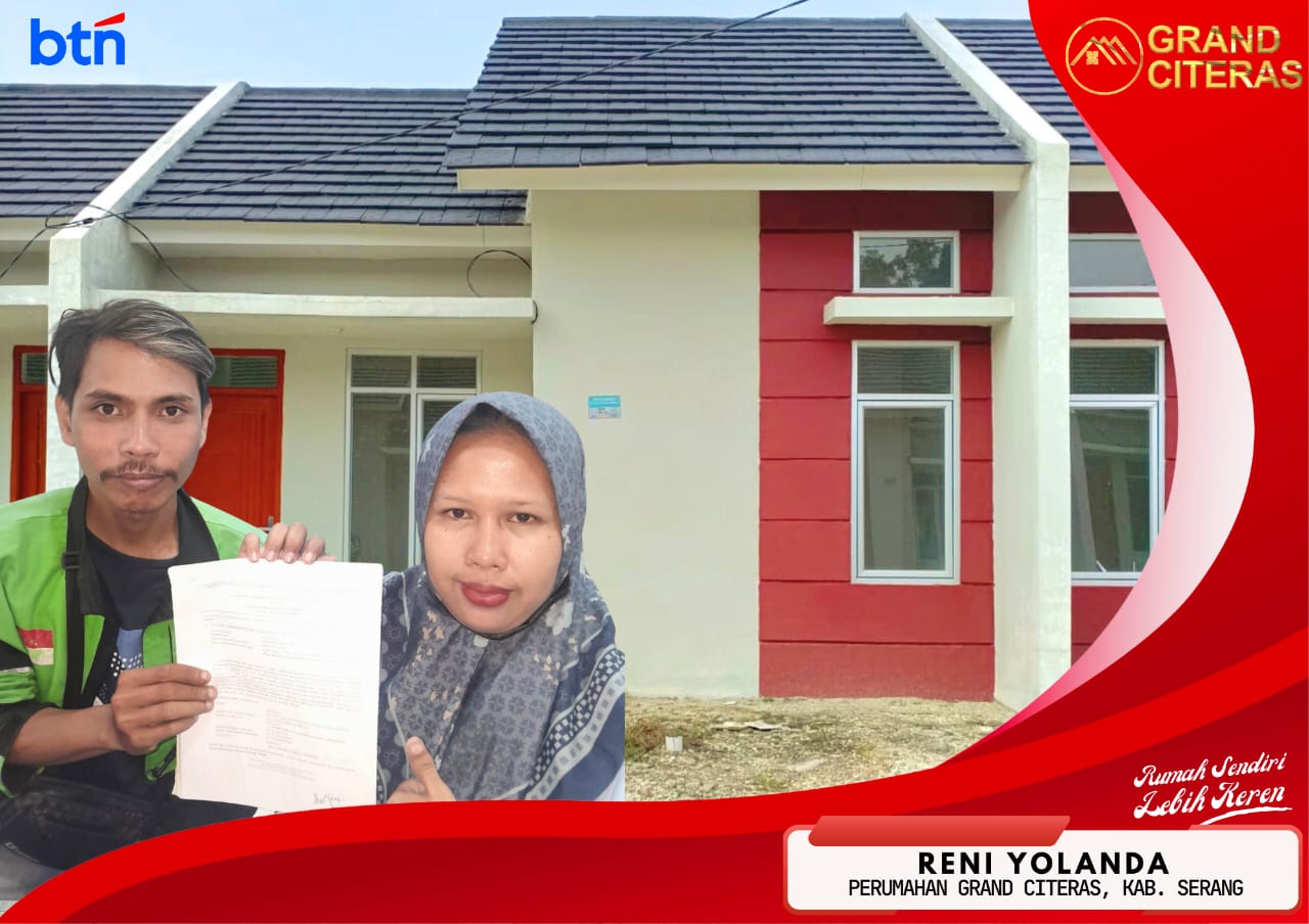 Foto Reni Yolanda di depan rumah barunya